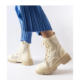 Beige durchbrochene Stiefel 1