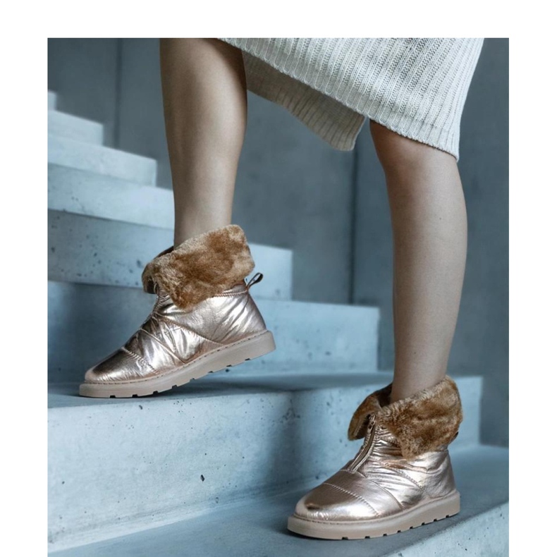 Goldene isolierte Schneestiefel mit Kragen 1