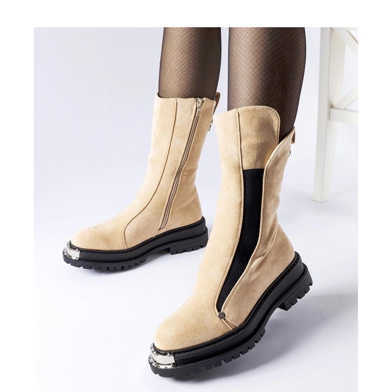 Beige isolierte Stiefeletten mit dekorativer Spitze 1