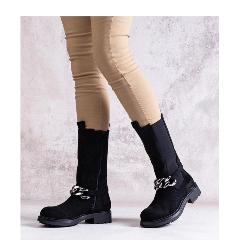 Schwarze Damenstiefeletten, verziert mit einer Kette 1