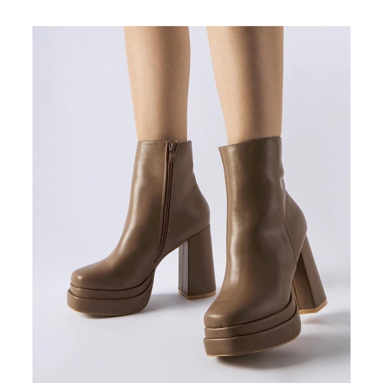 Braune Stiefel mit hohem Absatz 1