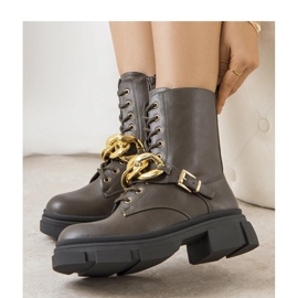 Grüne Wanderstiefel mit Kette 1