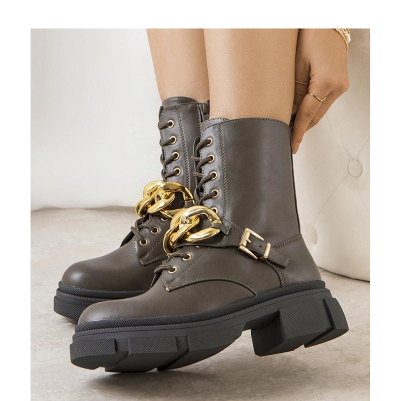 Grüne Wanderstiefel mit Kette 1