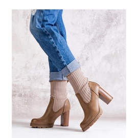 Dunkelbeige Stiefeletten aus Faux-Wildleder 1