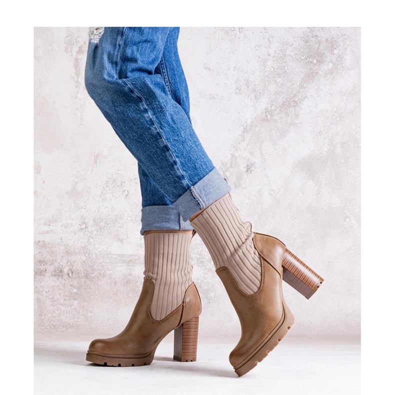 Dunkelbeige Stiefeletten aus Faux-Wildleder 1