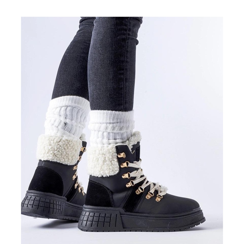 Schwarze Arbeiter auf einer riesigen Plattform 1