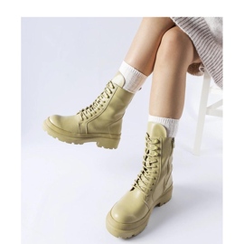 Hellgrüne flache Stiefel mit Protektor 1