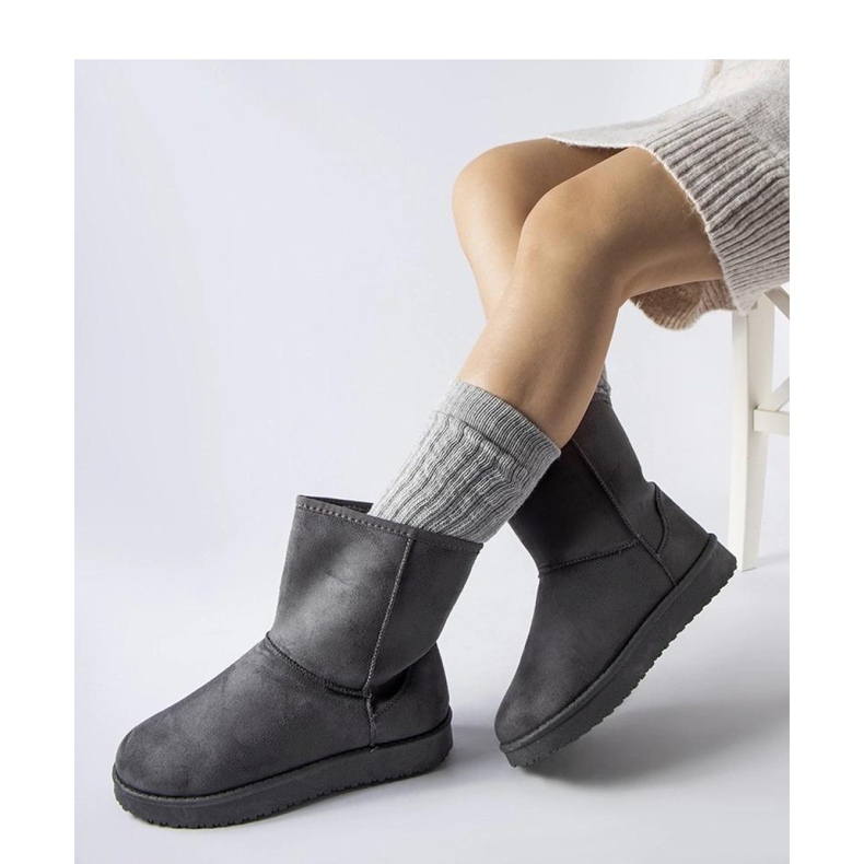 Graue isolierte klassische Schneestiefel 1