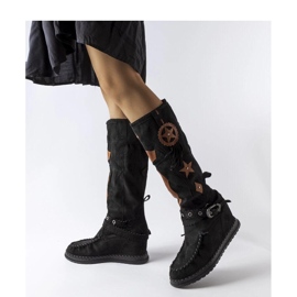 Schwarze Stiefel im Boho-Stil 1