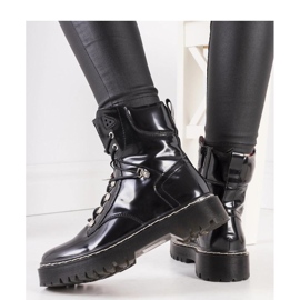 Schwarze Lackstiefel 1