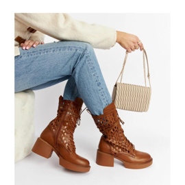 Braune durchbrochene Stiefel mit hohen Absätzen 1