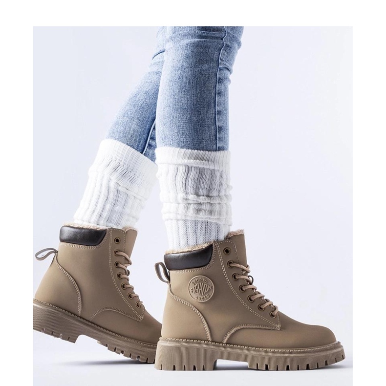 Beige isolierte Stiefel braun 1