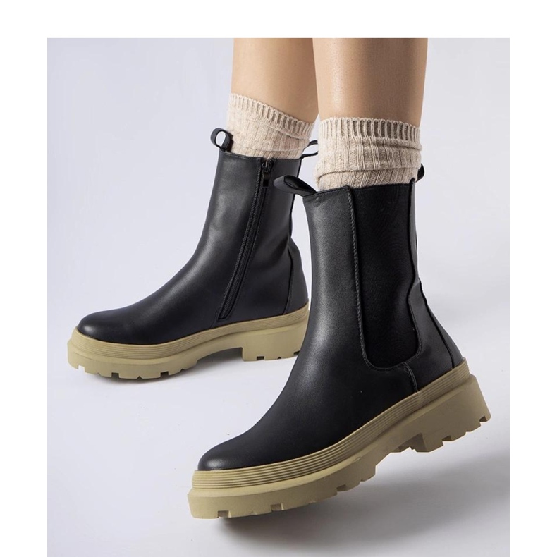 Schwarze Stiefeletten mit olivgrüner Sohle 1