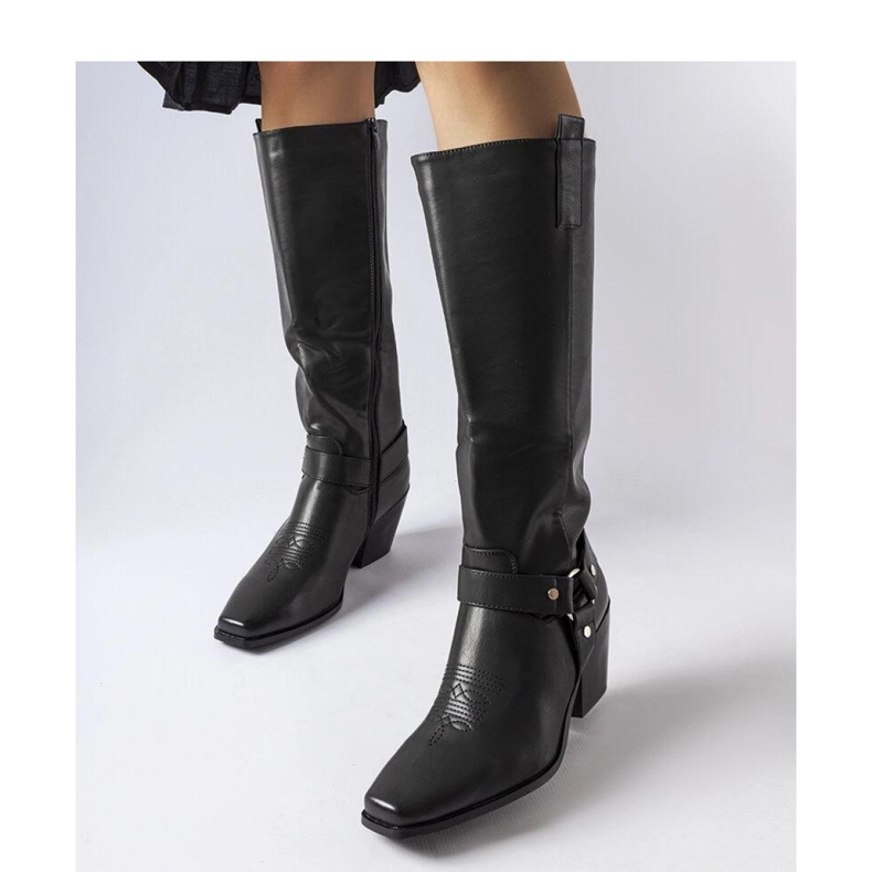 Schwarze Cowboystiefel am Pfosten 1