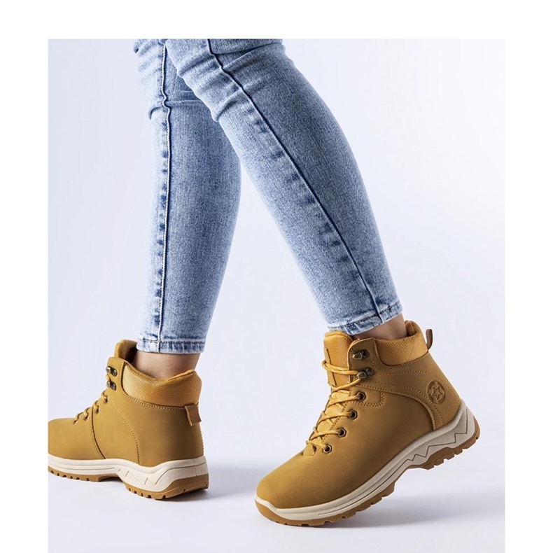 News Karamellfarbene, isolierte Stiefel braun 1