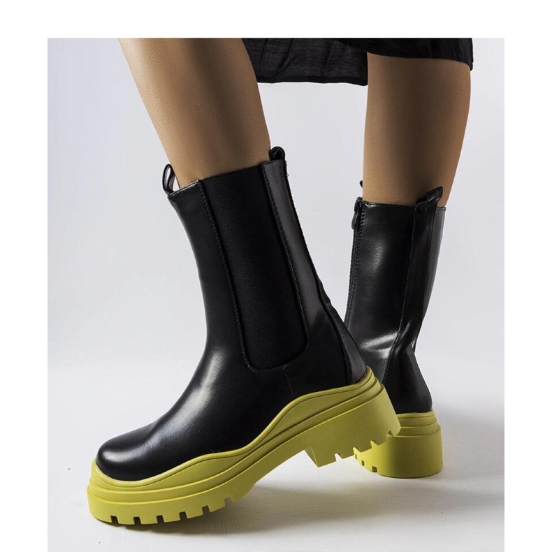 Schwarze Stiefel mit farbiger Sohle 1