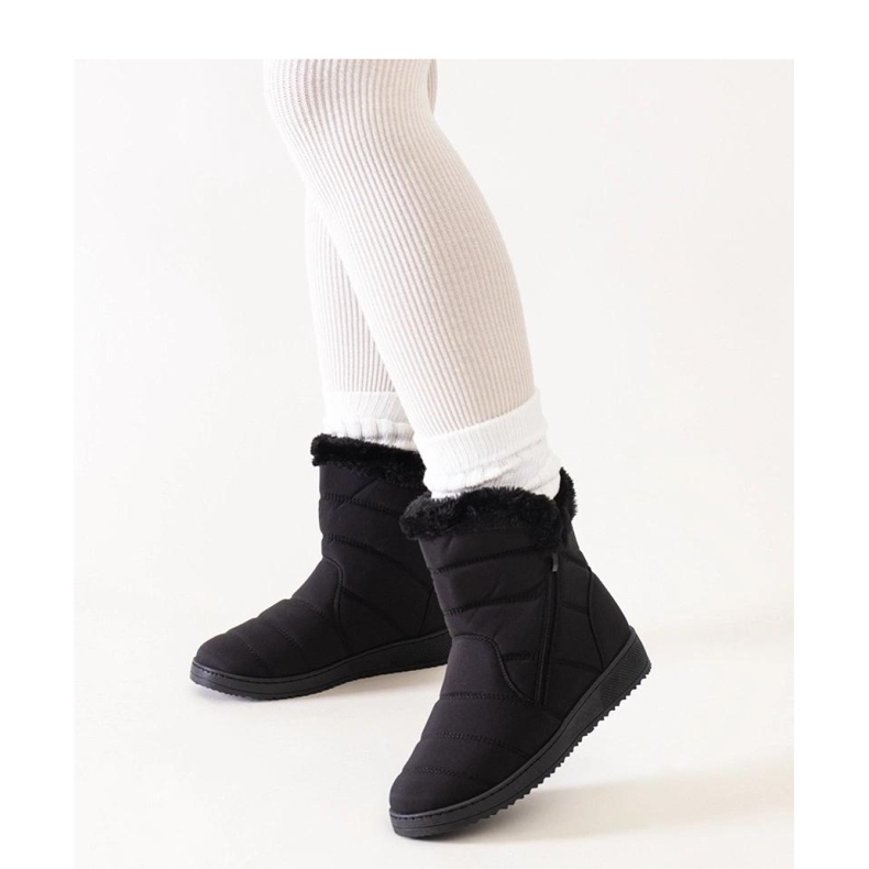 Schwarze Schneestiefel mit Fell verziert 1