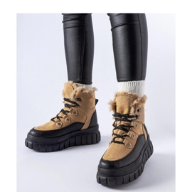 Beige Stiefel auf massiver Sohle 1