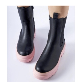 Schwarze Stiefel mit rosa Sohlen 2