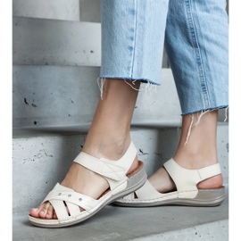 Beige Plateausandalen 2