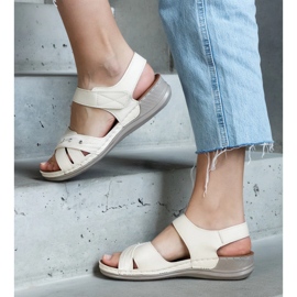 Beige Plateausandalen 3