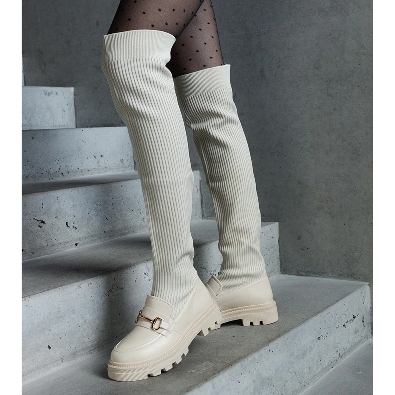 Hellbeige Stiefel mit flexiblem Obermaterial und flachem Absatz 1