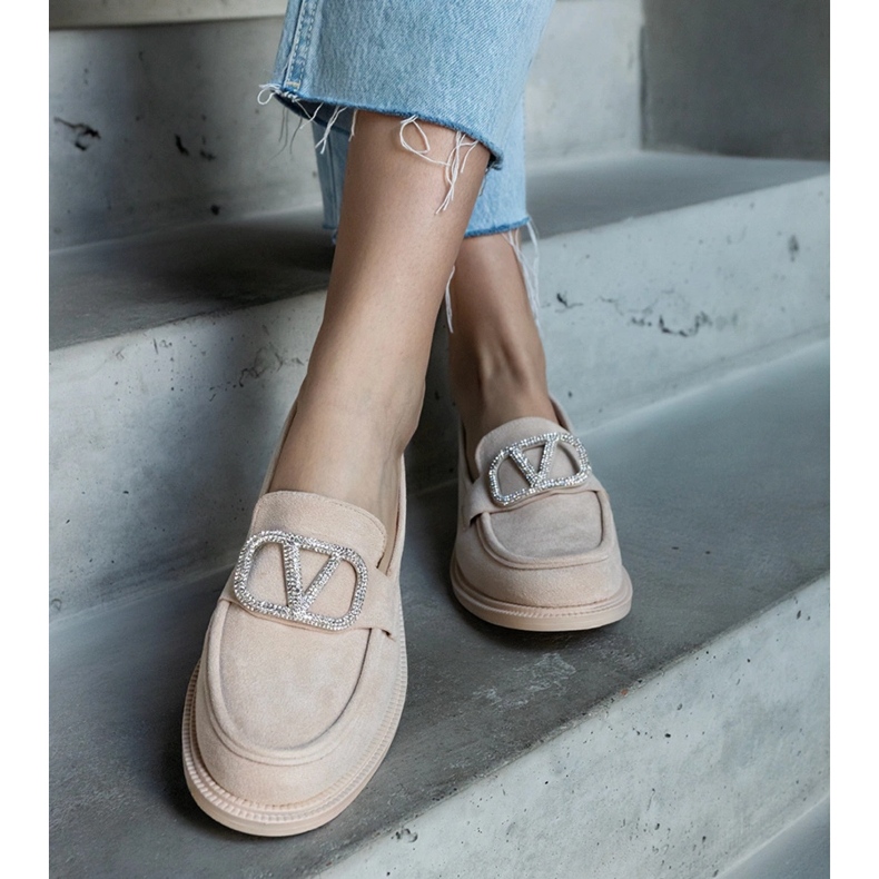 Beigefarbene Mokassins mit Strasssteinen verziert 1