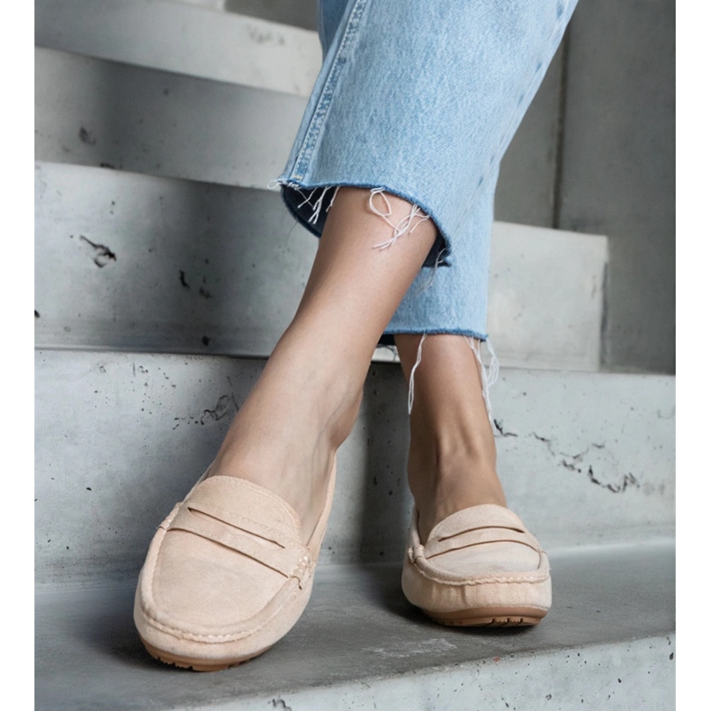 Beigefarbene Damenmokassins aus Öko-Wildleder 2