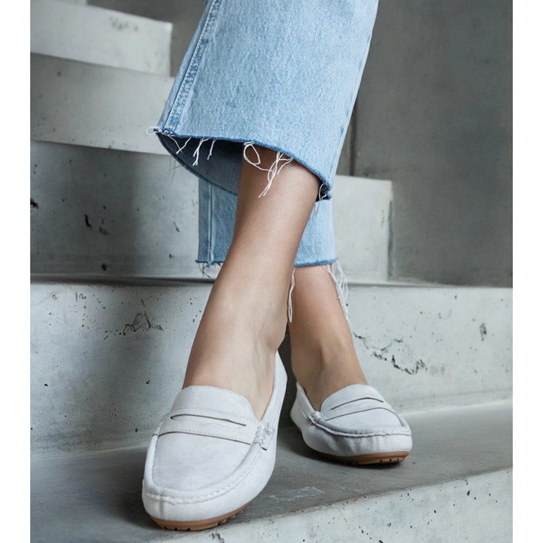 Graue Damenmokassins aus Öko-Wildleder 1