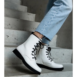 Weiße isolierte Arbeiterstiefel aus Öko-Leder 2