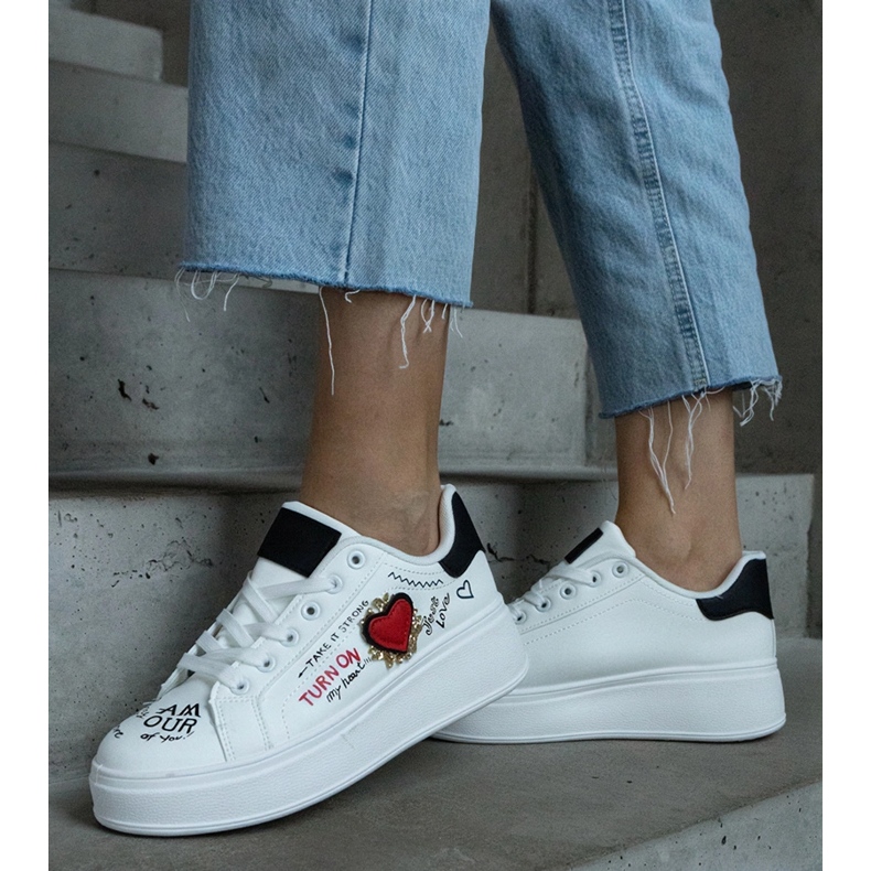 Weiße Sneakers, verziert mit einem Aufnäher und Aufschriften auf der Plattform 2