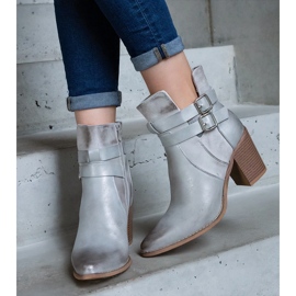 Silberne Stiefeletten mit hohem Absatz, verziert mit einem Ausschnitt 1
