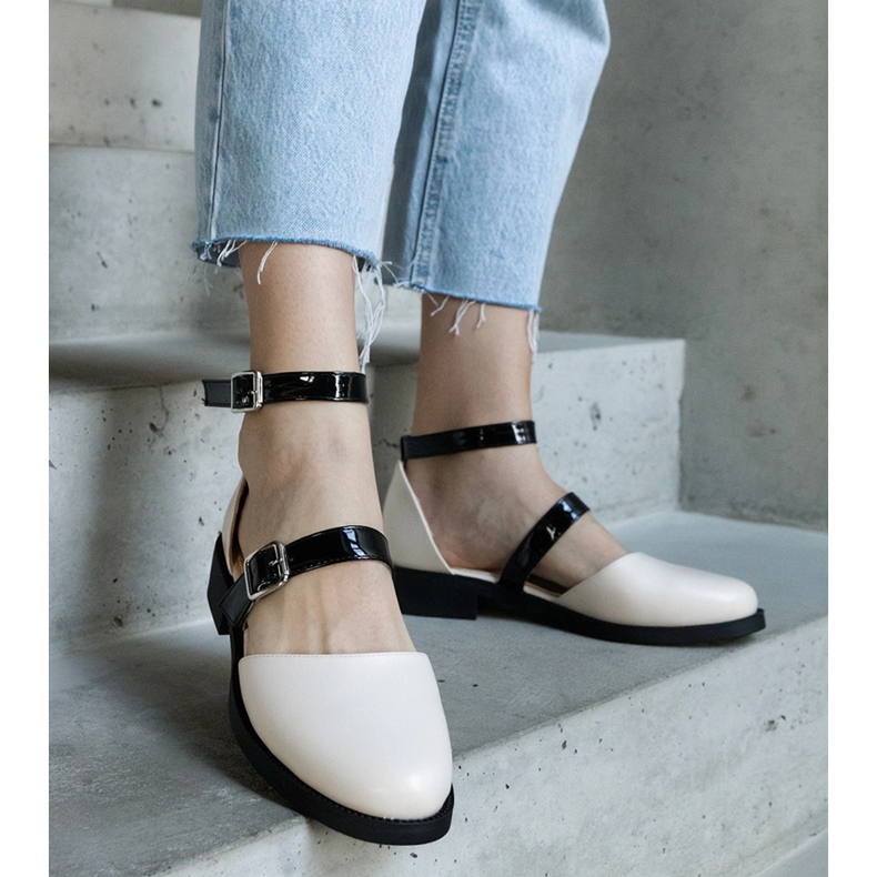 Beige Ballerinas mit Schnalle 1