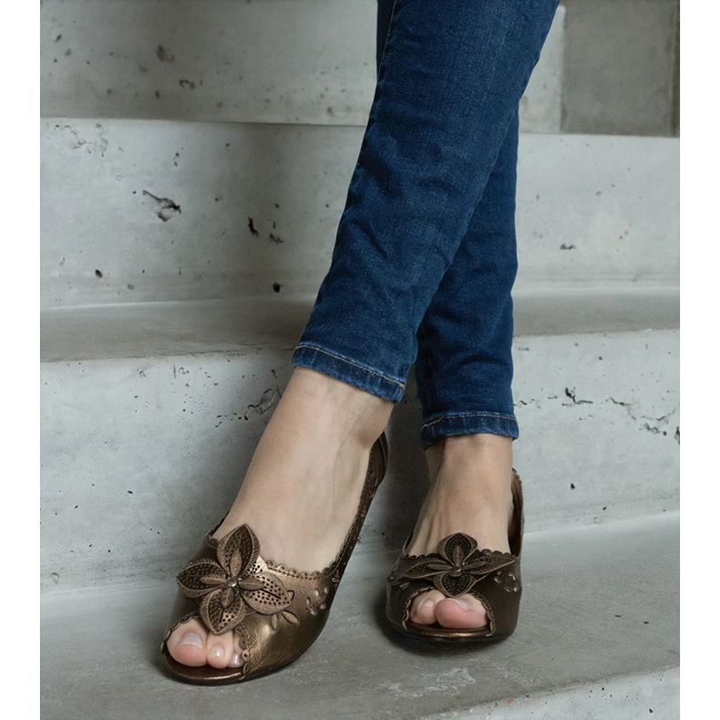 Braune durchbrochene Ballerinas mit offener Spitze 1