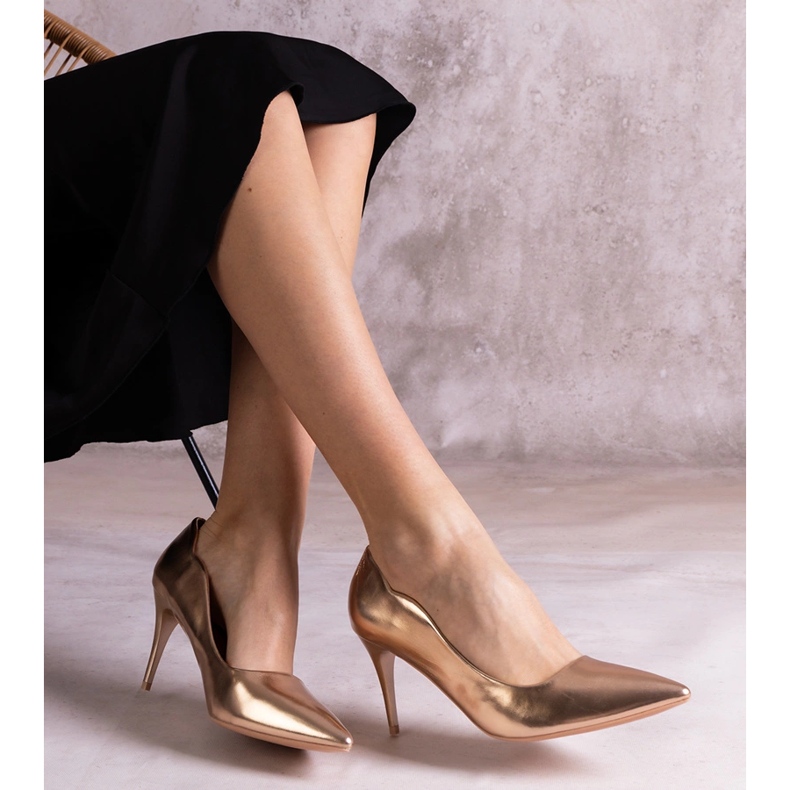 Champagnerfarbene Lack-Stilettos golden 2