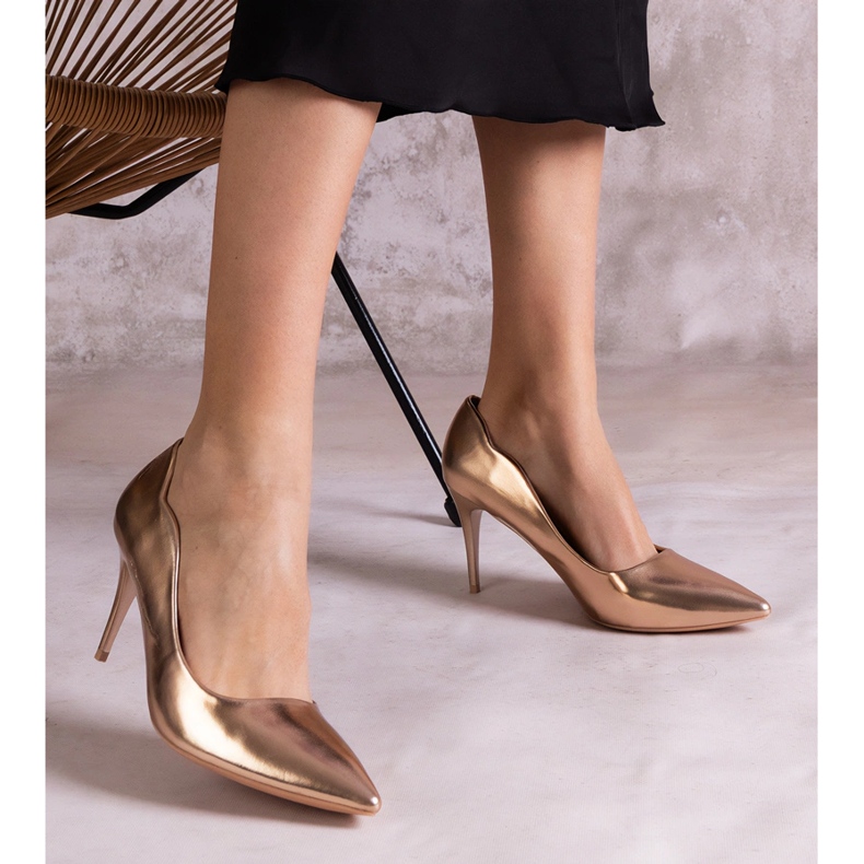 Champagnerfarbene Lack-Stilettos golden 1