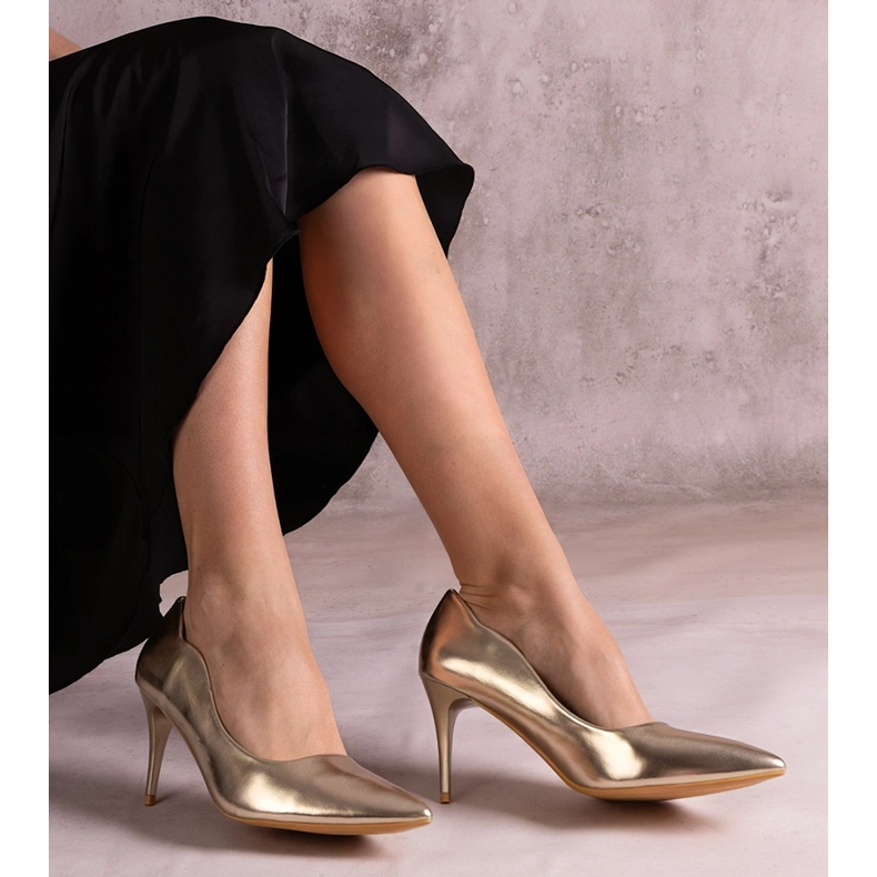 Goldene lackierte metallische High Heels Pumpen 1