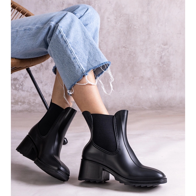 Schwarze Galoschen auf hohem Absatz 1