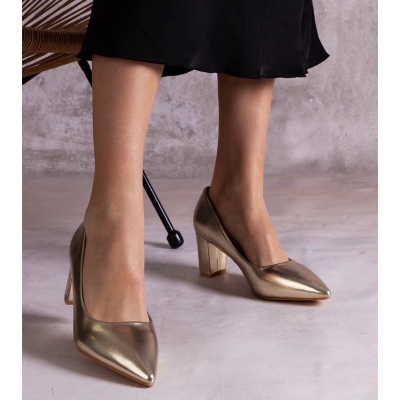 Goldene Pumps an der Säule 1