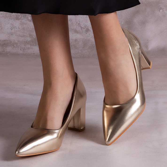 Goldene Pumps an der Säule 2