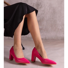 Rosafarbene Pumps an der Säule 1