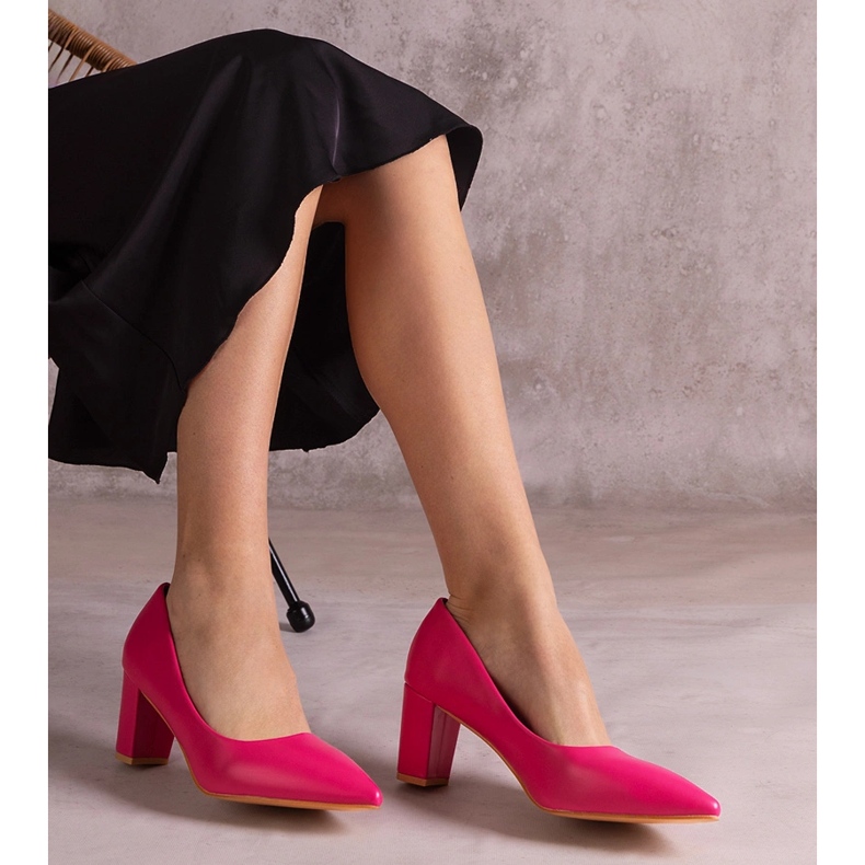 Rosafarbene Pumps an der Säule 1