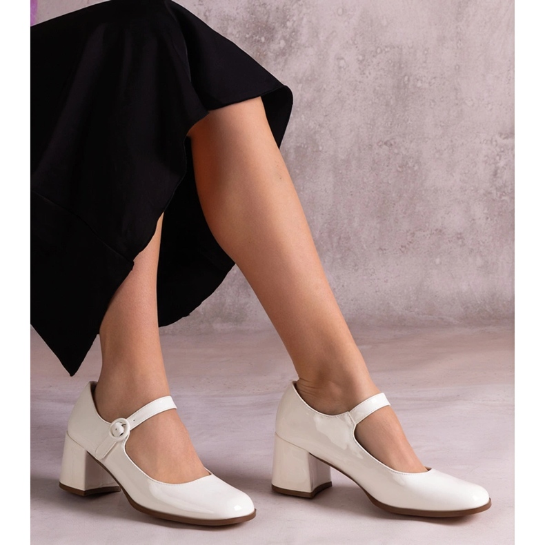 Weiße lackierte Pumpen mit einem Streifen auf dem Pfosten 1