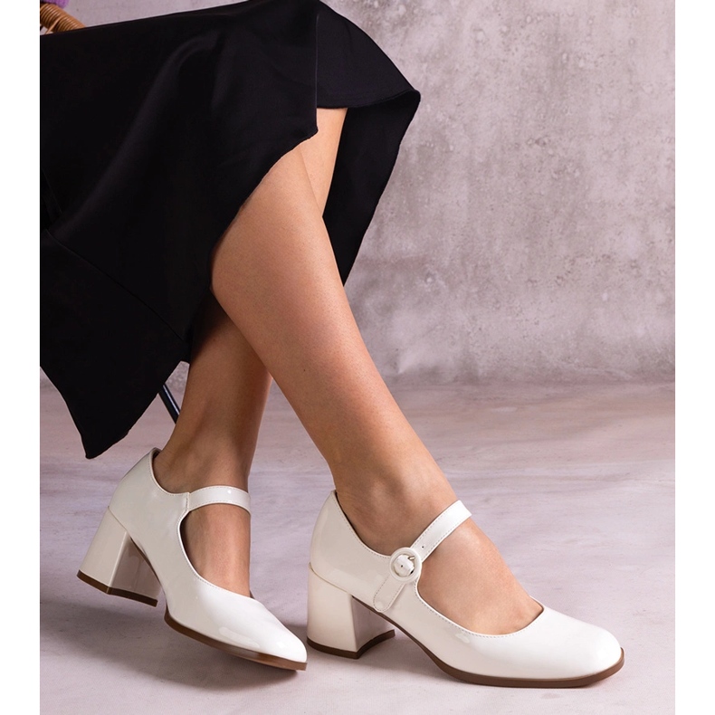 Weiße lackierte Pumpen mit einem Streifen auf dem Pfosten 2