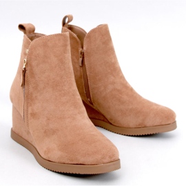 Camel isolierte Stiefel, die auf Keilen isoliert sind beige 1