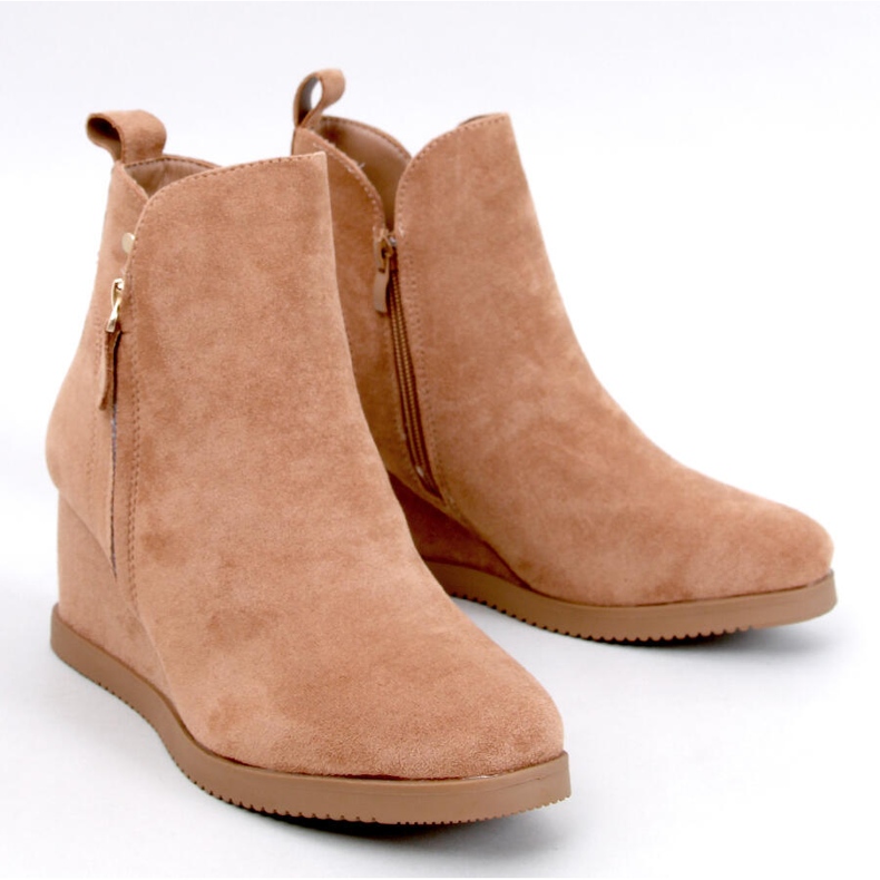 Camel isolierte Stiefel, die auf Keilen isoliert sind beige 1
