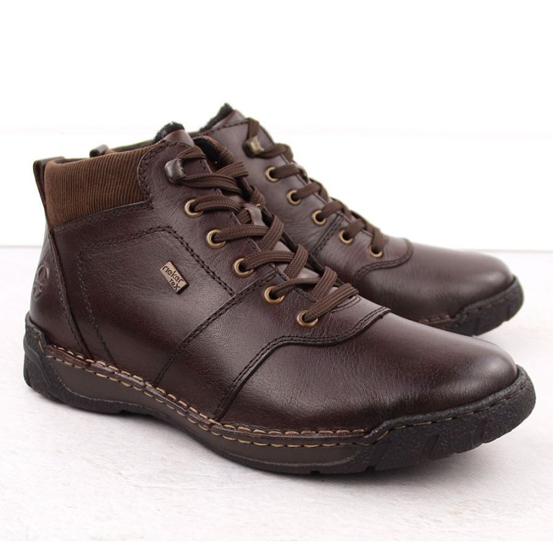 Männerstiefel mit Wolle Rieker RKR747 Brown isoliert braun 1