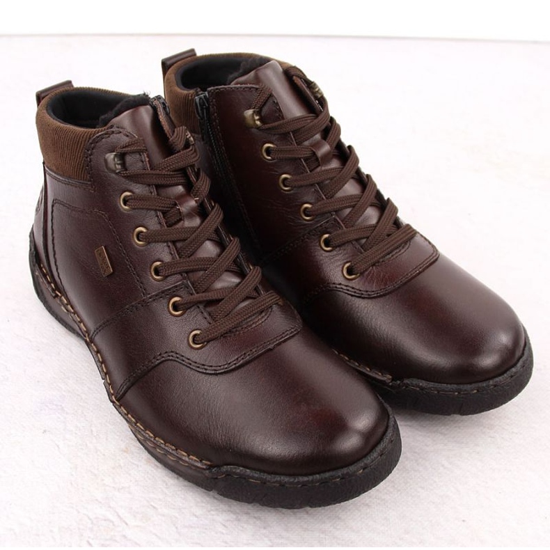 Männerstiefel mit Wolle Rieker RKR747 Brown isoliert braun 2