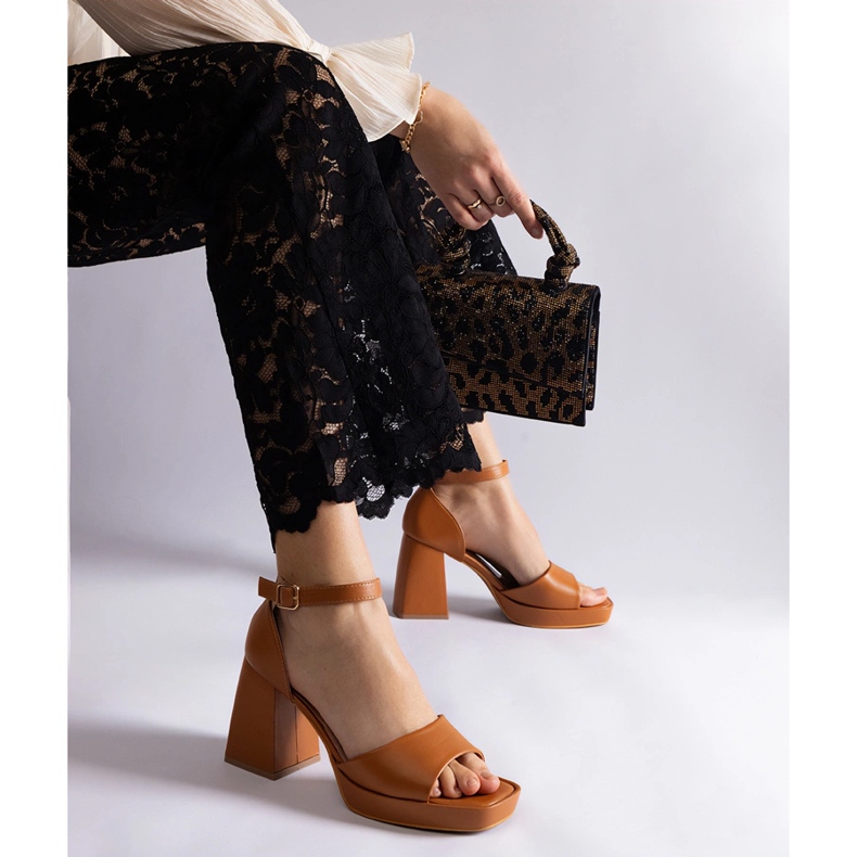 Braune Frauensandalen auf einer massiven Ferse 1