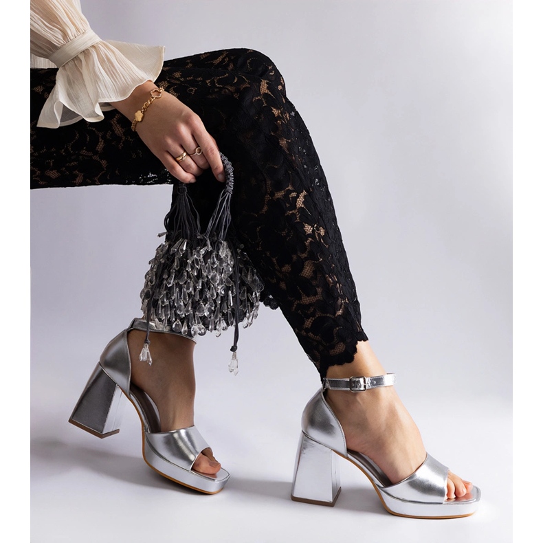 Silberne Frauensandalen mit einer massiven metallischen Ferse silber- 1